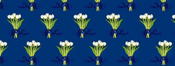 Um buquê de tulipas brancas amarradas com uma fita. Num fundo azul. Cartão postal do Dia dos Namorados — Fotografia de Stock