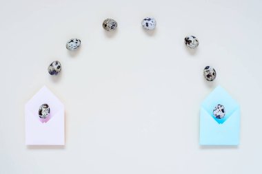 Paskalya kartı. Bıldırcın yumurtaları zarftan dışarı uçar. Hafif arkaplan kavramı