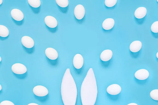 Koncepcja Wielkanocna Królicze Uszy Białe Jajka Niebieskim Tle — Zdjęcie stockowe