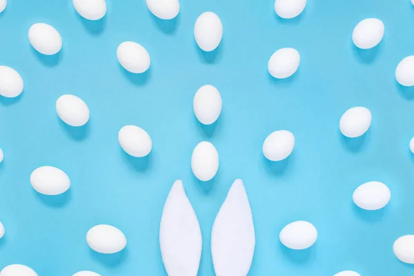 Koncepcja Wielkanocna Królicze Uszy Białe Jajka Niebieskim Tle — Zdjęcie stockowe