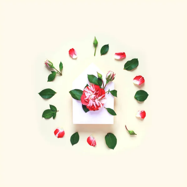 Мініатюрна Квітка Троянди Листям Пелюстками Знаходиться Конверті Світлому Тлі Концепція — стокове фото