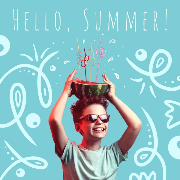 Niño Feliz Gafas Sol Sosteniendo Sandía Con Tubos Cóctel Cabeza — Foto de Stock