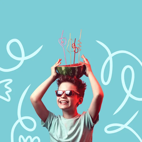 Щасливий Хлопчик Сонцезахисних Окулярах Тримає Кавун Коктейльними Трубами Голові Синьому — стокове фото