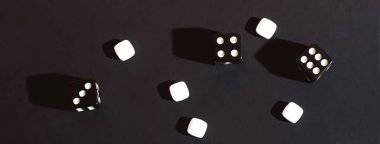 Zarlar siyah bir kumaşın üzerine saçılmış. Kavram. Pankart