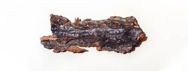 Ağaç kabuğundan yapılmış bir kalas. Hafif arka planda sıkı bir gölgeyle. Kavram