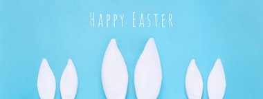 Paskalya konsepti. Tavşan kulakları ve beyaz yumurtalar. Mavi arka planda. Pankart