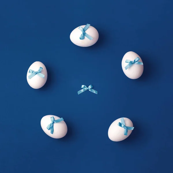 Dívej Šípy Bílých Vajec Modrými Luky Koncept Téma Velikonoce — Stock fotografie