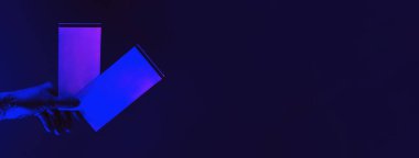 Coronavirüs salgınına bağlı iki biletin iadesi. Siyah bir arka planda tıbbi eldiven verin..