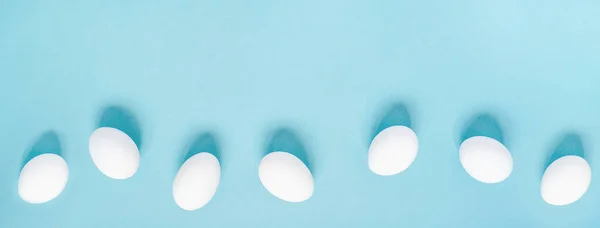 Concepto Pascua Orejas Conejo Huevos Blancos Sobre Fondo Azul Banner — Foto de Stock