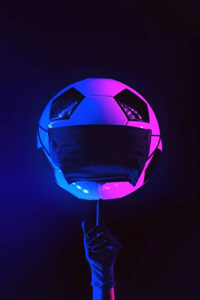 Fodbold Sort Medicinsk Maske Fra Virussen Hånd Handske Med Løftet - Stock-foto
