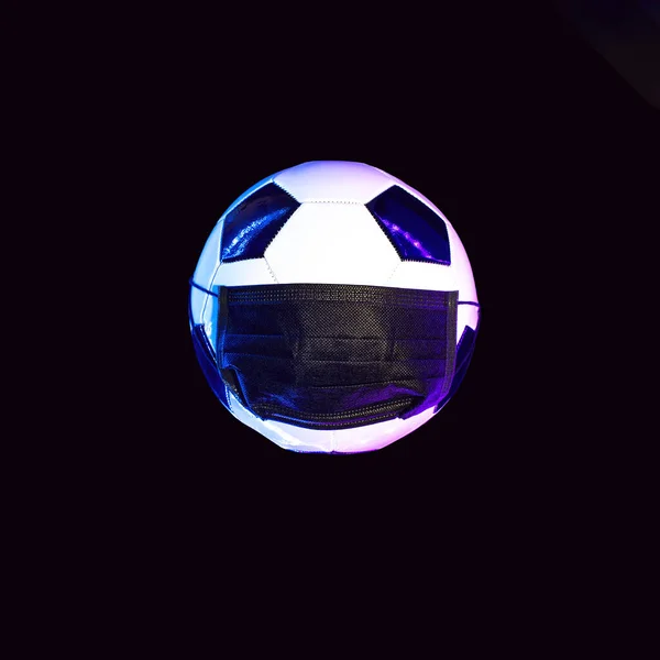Fodbold Sort Medicinsk Maske Fra Virussen Lyset Neon Mørk Baggrund - Stock-foto
