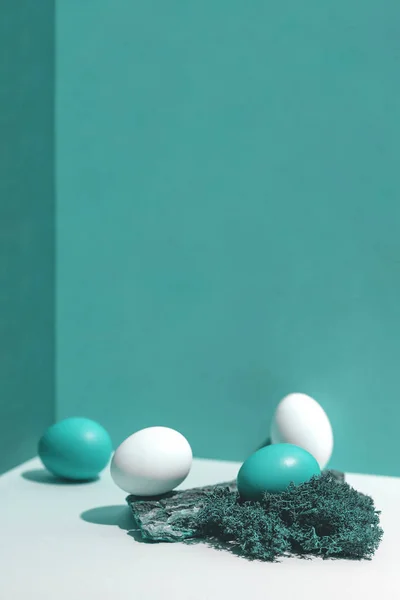 Чотири Різнокольорові Яйця Натуральні Матеріали Мох Дерево Великодня Концепція — стокове фото
