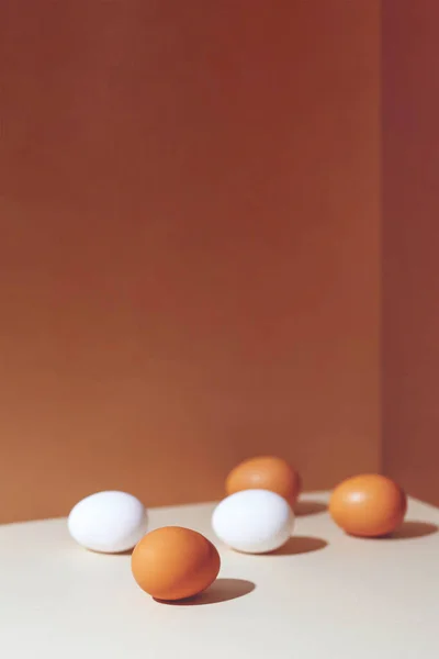 Cinco Ovos Castanhos Brancos Com Uma Sombra Dura Estão Canto — Fotografia de Stock