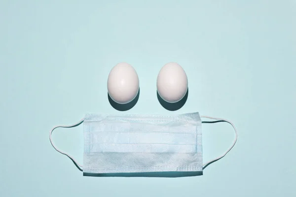 Maska Medyczna Dwa Jajka Zamiast Oczu Koncepcja Wielkanocy 2020 — Zdjęcie stockowe