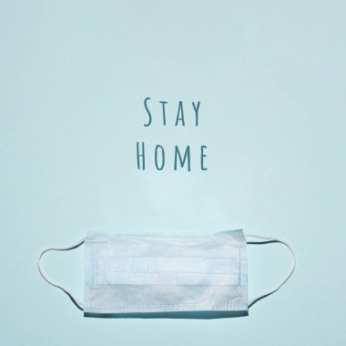 Hafif bir arka planda tıbbi maske. Virüs konusuna gelince....