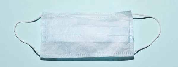 Tıbbi maske ve göz yerine iki yumurta. 2020 Paskalyasındaki kavram