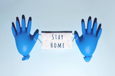 Maske takan iki tıbbi eldiven. Virüsten kendini soyutlama ve kendini koruma konsepti.