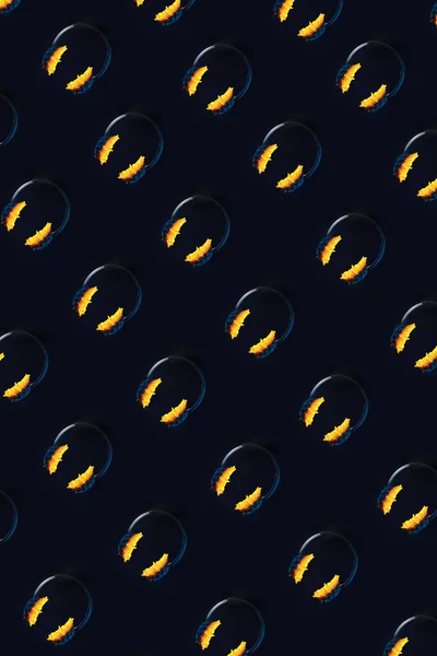 Patrón Auriculares Con Girasoles Flotan Aire Sobre Fondo Negro Concepto — Foto de Stock