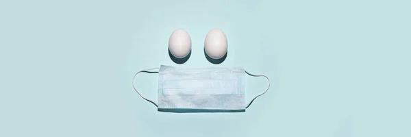 Медична Маска Два Яйця Замість Очей Концепція Великодня 2020 — стокове фото