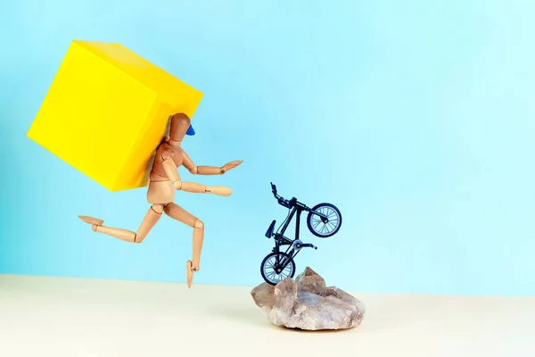 Essenslieferfahrer Mit Gelbem Rucksack Auf Einem Fahrrad Das Eine Straße — Stockfoto