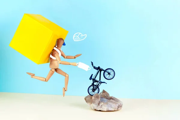 Motorista Entrega Comida Com Mochila Amarela Uma Bicicleta Andando Longo — Fotografia de Stock