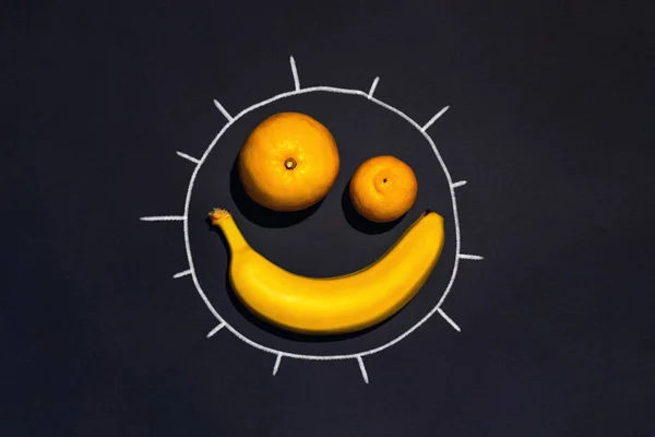 Веселого Сонця Фруктами Банана Помаранчевий Танстерин Чорному Тлі Концепція Тему — стокове фото