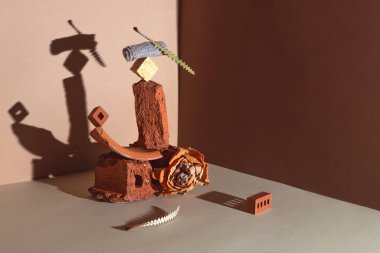 Tuğla, cam şişe ve bitkilerin geometrik bileşimi. İki renkli bir köşede