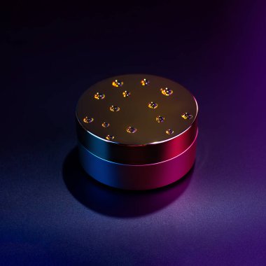 Altın bantlar ya da kavanozdaki yüz kremi. Çok renkli neon ışıkla yerleşmiş. Siyah bir arka planda. Susuzluk kavramı.