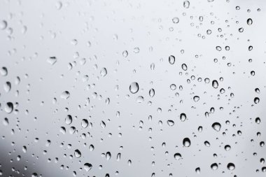 Cam gri gökyüzünde yağmur damlaları