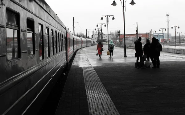 在火车站的站台上 人们乘火车离开 — 图库照片