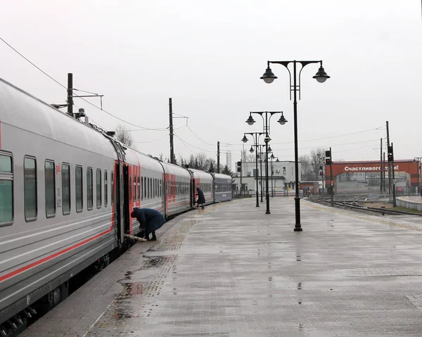 Auf Dem Bahnsteig Des Bahnhofs Fahren Die Menschen Mit Dem — Stockfoto