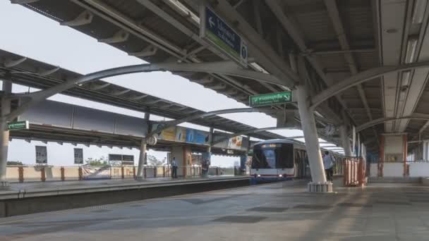 Mo Chit BTS Skytrain Station. Timelapse of People Waiting for BTS Skytrain in the morning. — Stock Video