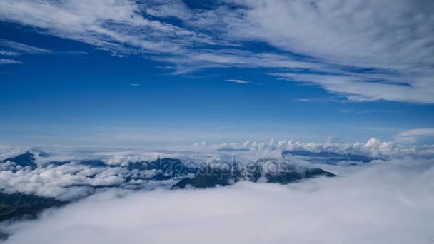 Time Lapse Hermosa niebla y paisaje nuboso sobre la montaña . — Vídeos de Stock