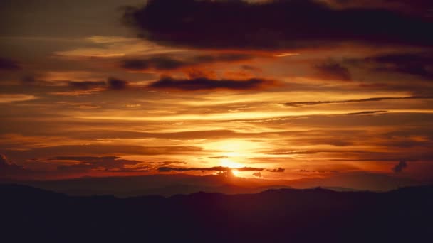 Λήξη χρόνου όμορφο ηλιοβασίλεμα Cloudscape πάνω από το βουνό. — Αρχείο Βίντεο