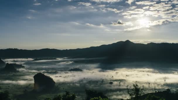 Time Lapse Hermoso amanecer. Niebla y Cloudscape sobre la montaña . — Vídeos de Stock