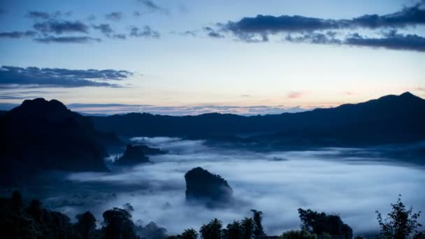 La nebbia del Time Lapse si muove oltre la montagna a Phulanka. Provincia di Phayao. Tailandia . — Video Stock