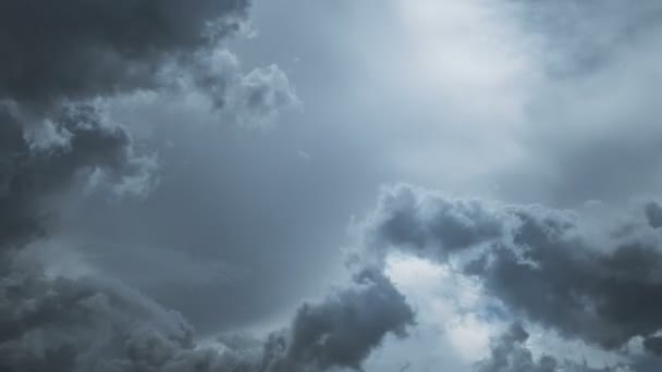 El lapso de tiempo de nubes tormentosas se desvanece a cielos oscuros — Vídeos de Stock
