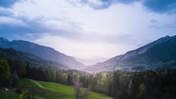 时间失效森林小山在奥地利在多云天 — 图库视频影像