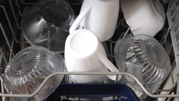 Lavavajillas con los platos, cargando el lavavajillas — Vídeos de Stock