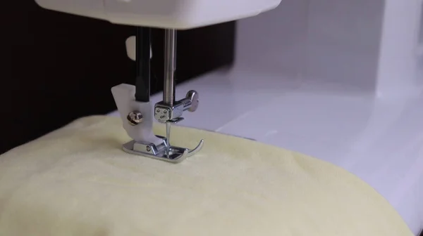 Швейная машинка стопа и игла — стоковое фото
