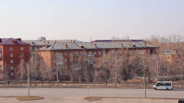 Casas de cinco pisos en Rusia, calles de la ciudad y carreteras — Foto de Stock