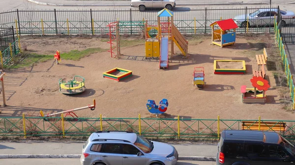 Открытая игровая площадка без детей в России, городской пейзаж — стоковое фото