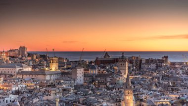 Cenova, Cenova, İtalya: Cenova 'nın tarihi merkezi (San Lorenzo Katedrali, duomo, Palazzo Ducale, Torre Grimaldina), geceleri deniz ve limanın şaşırtıcı panoramik hava manzarası. Panorama
