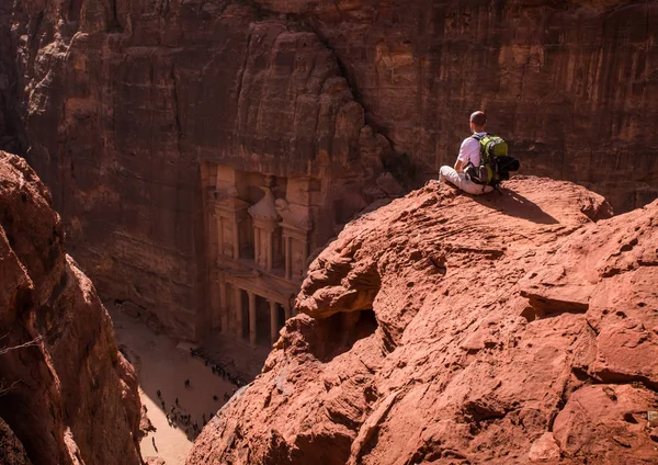 Skarbiec Góry Turystą Samotny Podróżnik Młody Człowiek Backpacker Siedzi Klifie — Zdjęcie stockowe