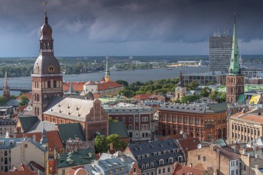 Riga 'nın güzel hava manzarası ve Kubbe kulesinden görünen kara bulutlarla dolu dramatik bir gökyüzü. Şehir fotoğrafçılığı.