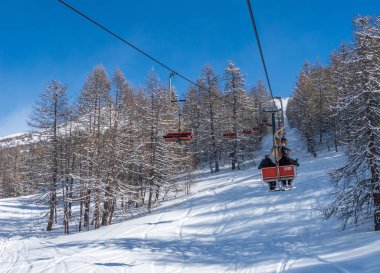 Bardonecchia, İtalyan Alpleri, karlı manzaralar: kayak pistleri ve teleferik (sandalye kaldırma), kayak merkezi ve kış kar manzarası. Snow ile Fotoğraflar