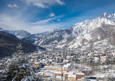 Bardonecchia 'nın güzel manzarası, Piedmont, İtalya, Alpler, açık mavi gökyüzü, karlı yamaçlar, kış manzarası karşısında kar yağdıktan sonra taze karla kaplı. Snow ile Fotoğraflar