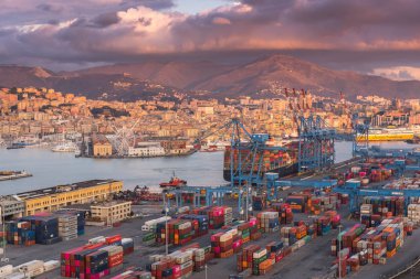 İthalat için konteynırları olan büyük bir kargo.