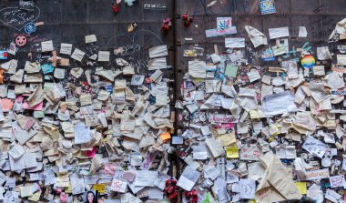 Verona, Veneto, İtalya - 15 Eylül 2018: Juliet, Romeo ve Juliet 'in balkonunun yakınındaki duvarda turist ve ziyaretçilerin bıraktığı yapışkan post-it notları ve kalp kilitleri