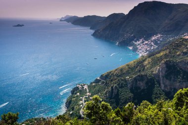 Amalfi sahili (costiera amalfitana) ve tanrıların yolu (Sentiero degli dei) yürüyüş patikasından Positano 'nun güzel manzaralı manzarası, hiç kimse, hiç kimse